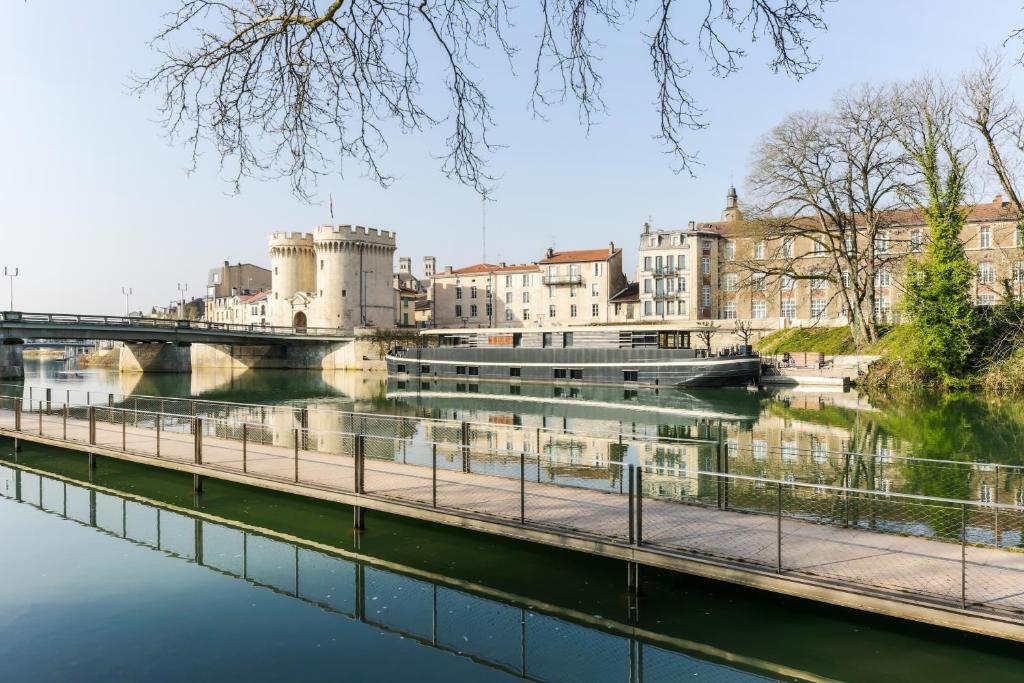 Výhled na řeku, která protéká v blízkosti hotelu