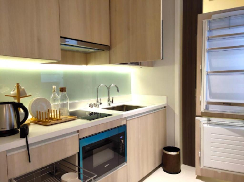 Kuchyň nebo kuchyňský kout v ubytování Sukhumvit 11#Luxury#Pool#Gym#BTS Nana&MRT Sukhumvit#1BR#Max2ppl