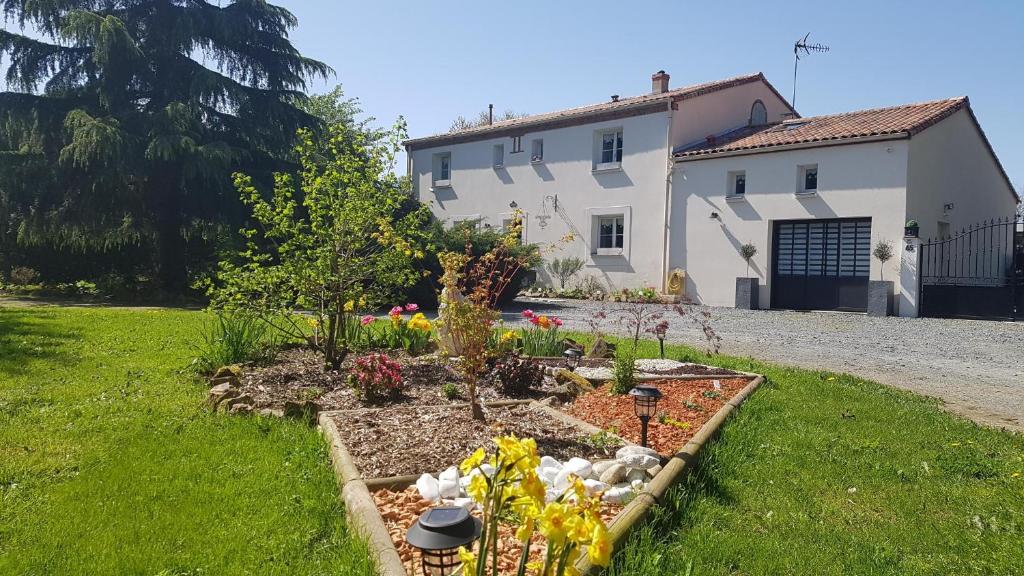 un jardín frente a una casa en La Grange d'Hélène en Cholet