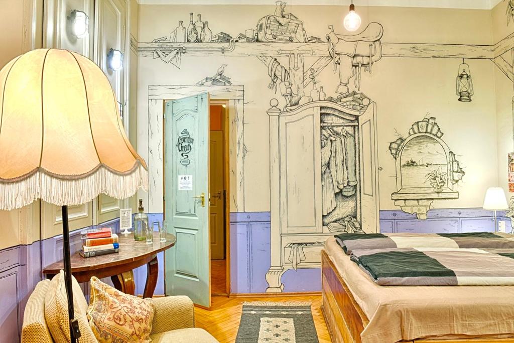 una camera con letto, scrivania e lampada di Lavender Circus Hostel, Doubles & Ensuites a Budapest