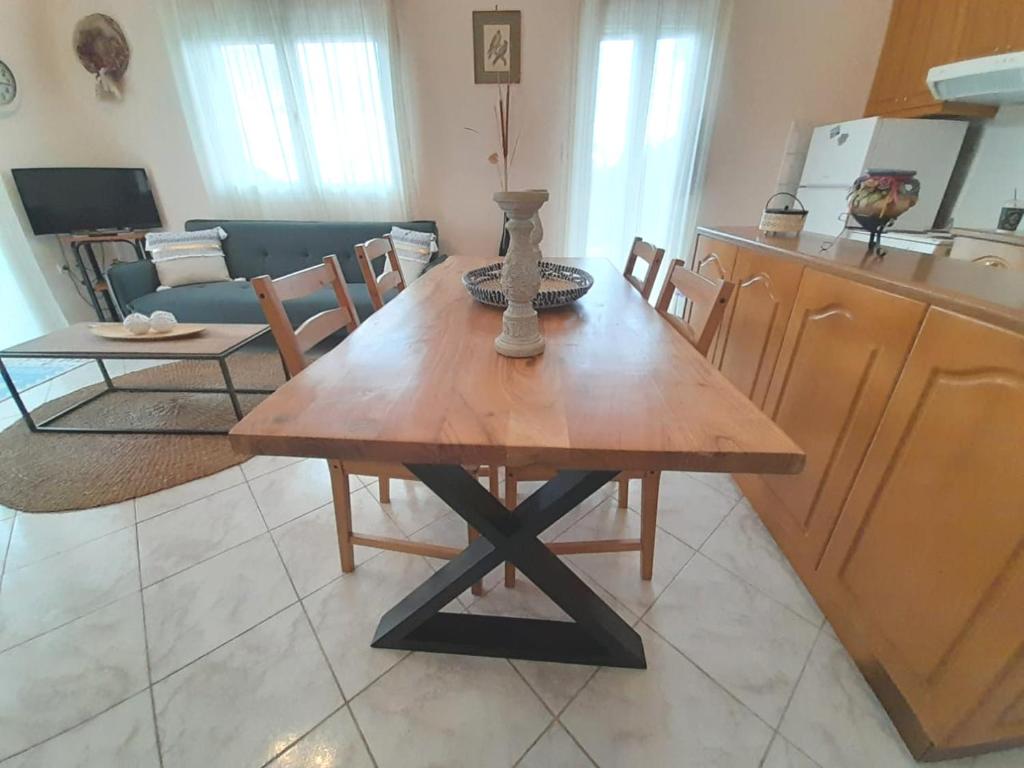 A kitchen or kitchenette at Villa Agrielia