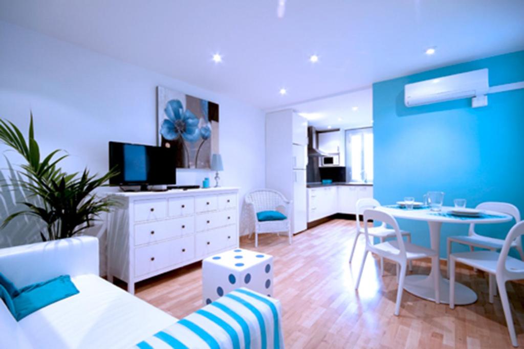 ein Wohnzimmer mit einem blau-weißen Zimmer in der Unterkunft Cosmopolitan in Barcelona