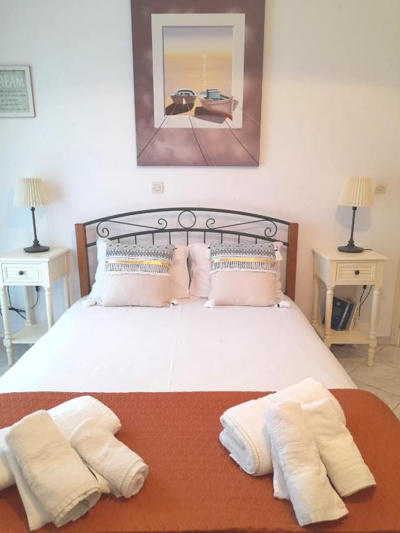 A bed or beds in a room at Villa Agrielia