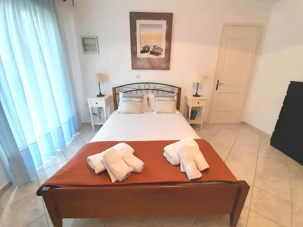 A bed or beds in a room at Villa Agrielia