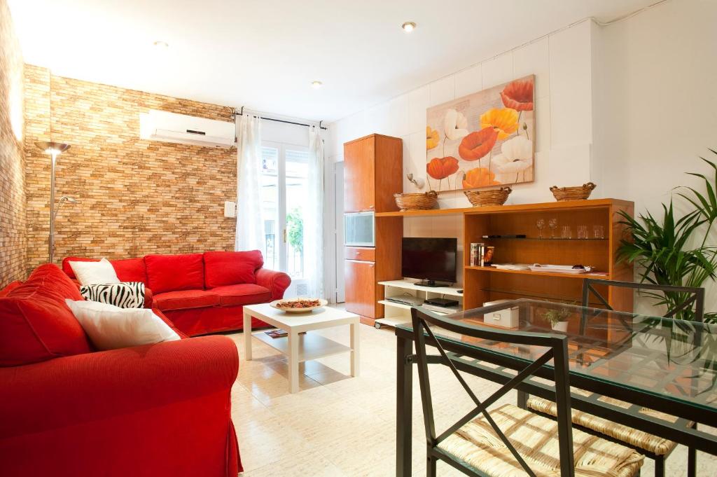 een woonkamer met rode meubels en een rode bank bij Rainbow in Barcelona