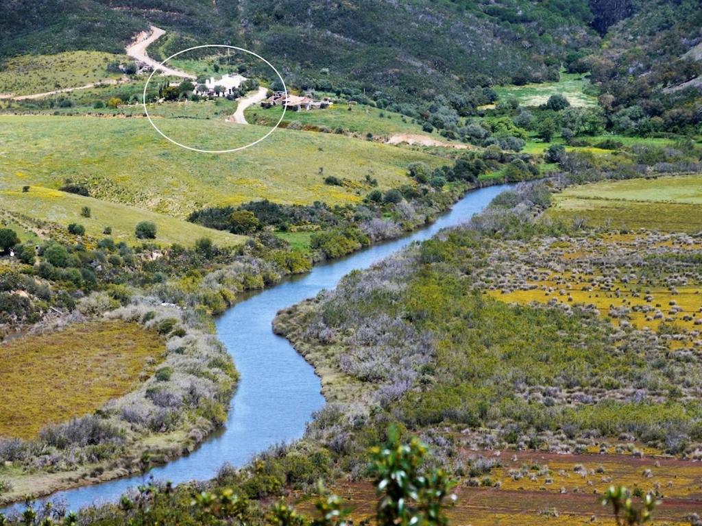 een luchtzicht op een rivier in een vallei bij Monte D´Sancho in Aljezur