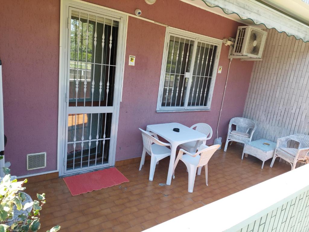 patio ze stołem i krzesłami na domu w obiekcie Chri02House w mieście Rozzano