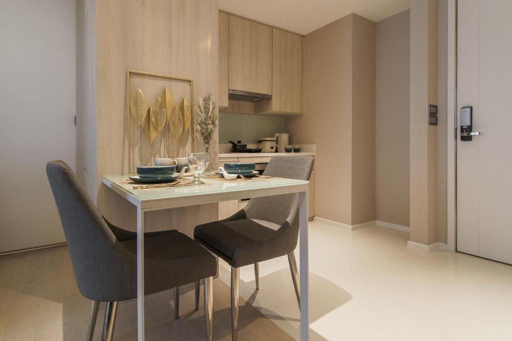 Kuchyň nebo kuchyňský kout v ubytování Sukhumvit 11#Luxury#Pool#Gym#BTS Nana&MRT Sukhumvit#1BR#Max2ppl