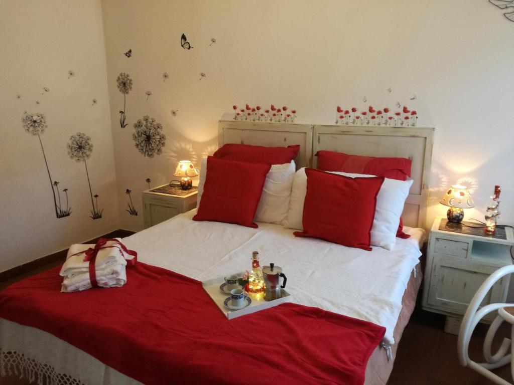 ベヴェリーノにあるFiordiluna near 5 terreのベッドルーム1室(大型ベッド1台、赤い枕付)