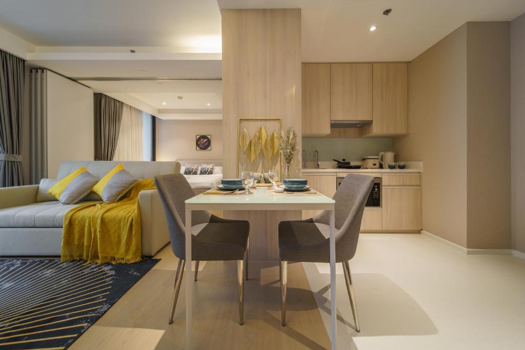 Kuchyň nebo kuchyňský kout v ubytování Sukhumvit 11#Luxury#Pool#Gym#BTS Nana&MRT Sukhumvit#1BR#Max2ppl