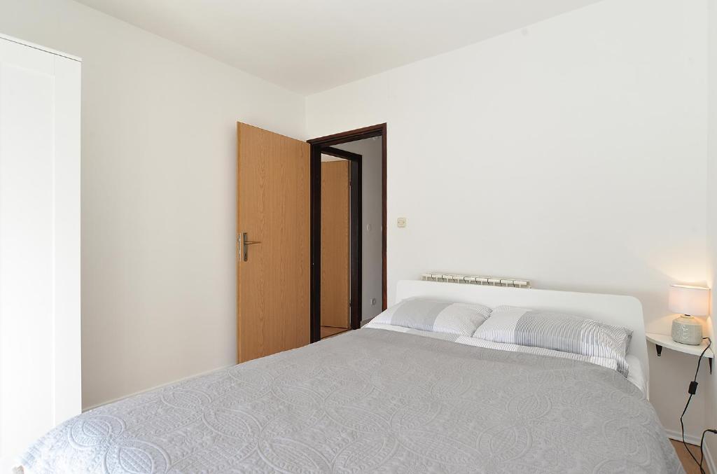 Postel nebo postele na pokoji v ubytování Apartments Drago 589