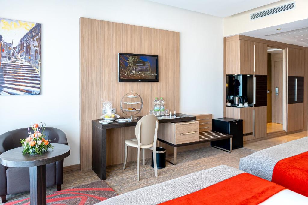Royal Tulip City Center - Executive Queen Room