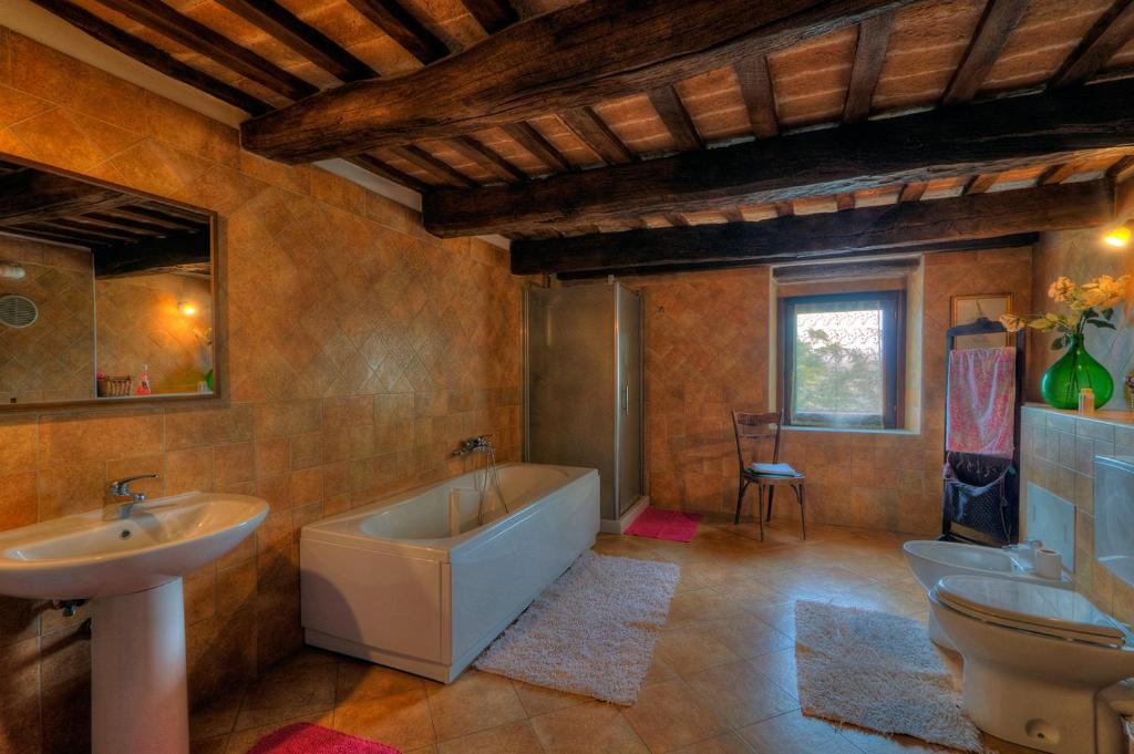 Łazienka w obiekcie Castello Montesasso