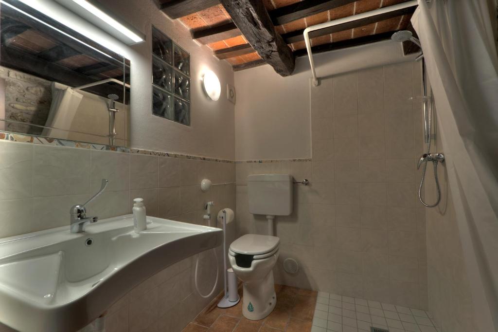 Łazienka w obiekcie Castello Montesasso