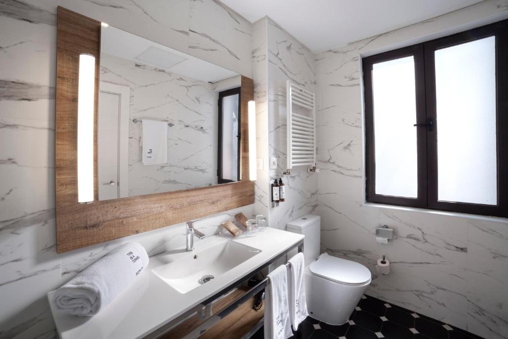 A bathroom at Petit Palace Arana Bilbao