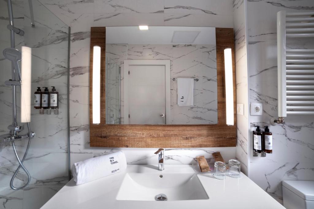 A bathroom at Petit Palace Arana Bilbao