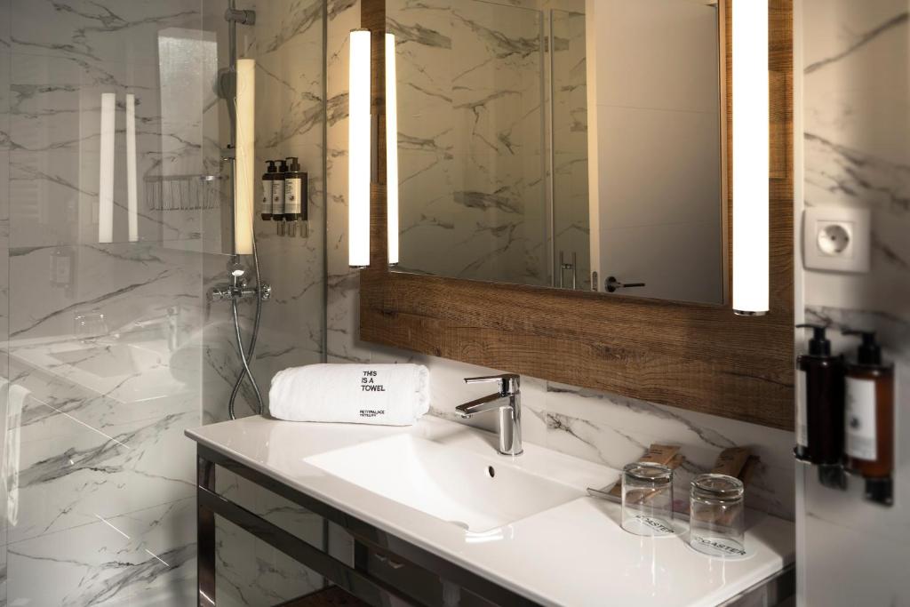 A bathroom at Petit Palace Arana Bilbao
