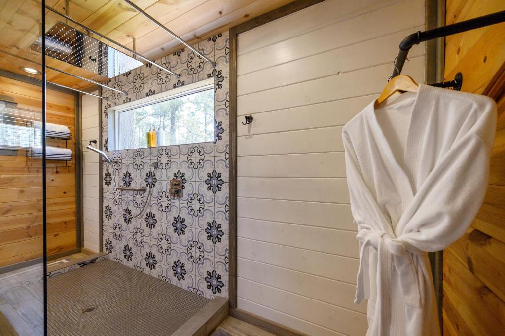 Convenient Romantic Hot Tub BBQ 3-night special! photo
