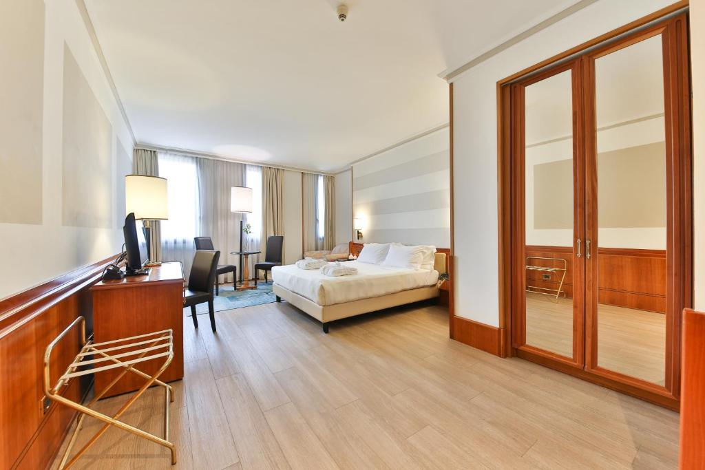 Postel nebo postele na pokoji v ubytování Hotel Leon d'Oro