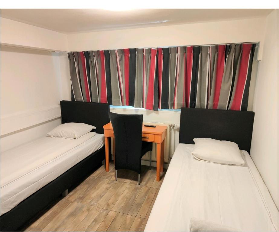 Hotel Holland Lodge - Standard Twin Room With Shared Bathroom