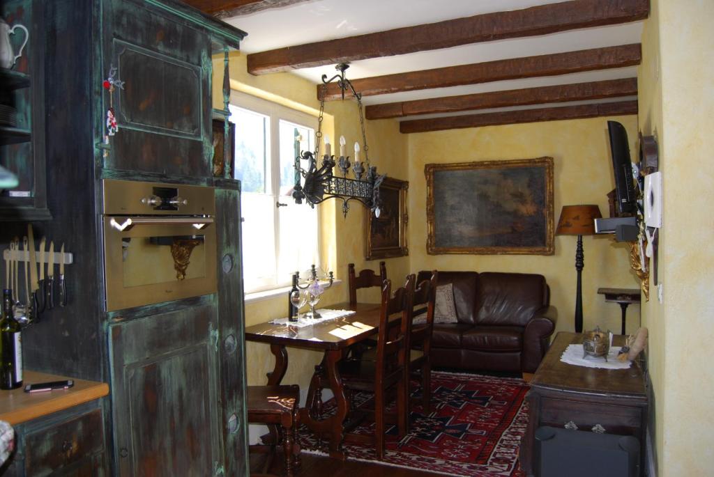 uma sala de estar com uma mesa e um sofá em Apartma Antico em Kranjska Gora