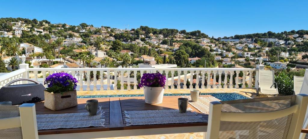 a balcony with two potted plants and a view of a city at Renovierte Villa mit privatem Pool fußläufig zum Meer in Benissa
