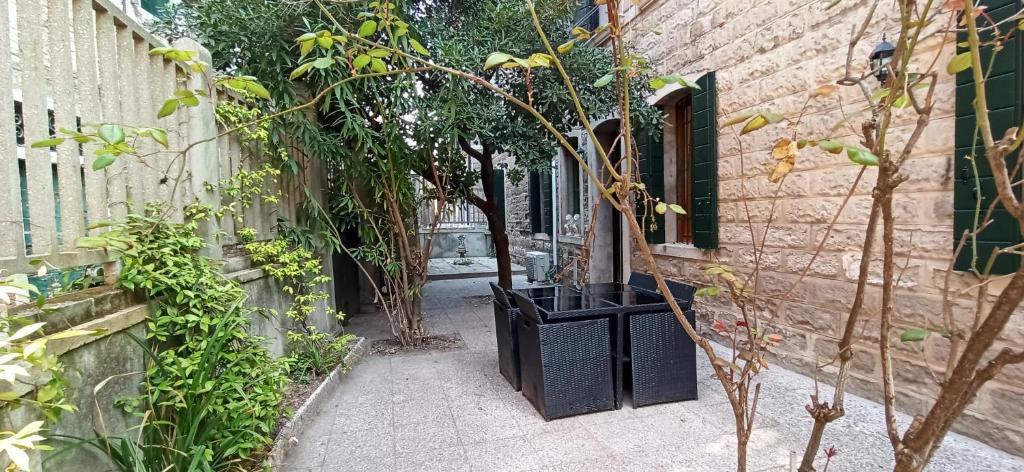 a small alley with a tree in a building at Ve-nice Suite Rio Marin SC847 in Venice