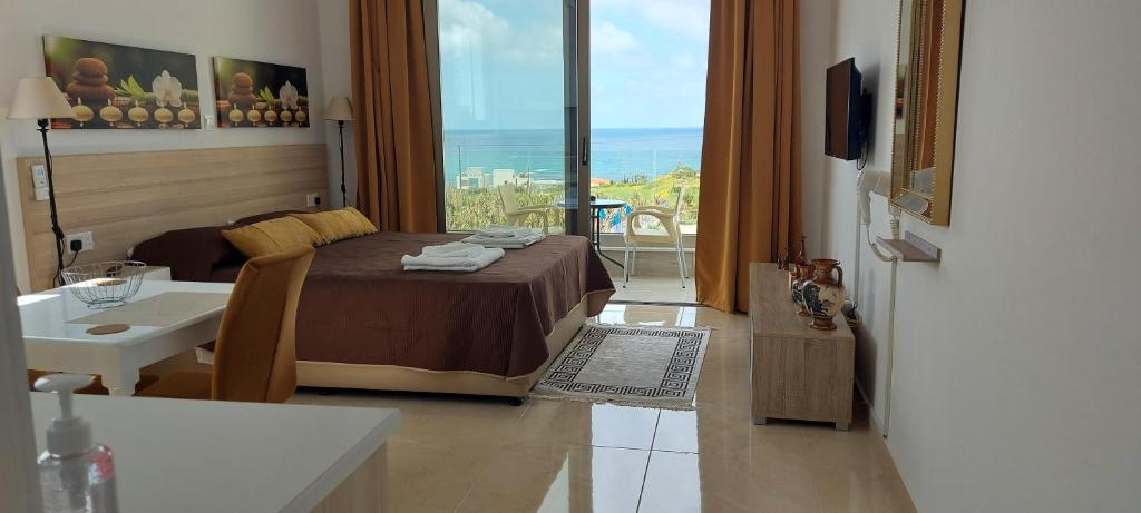 een slaapkamer met een bed en uitzicht op de oceaan bij Harmony Seaview Apartments in Paphos City
