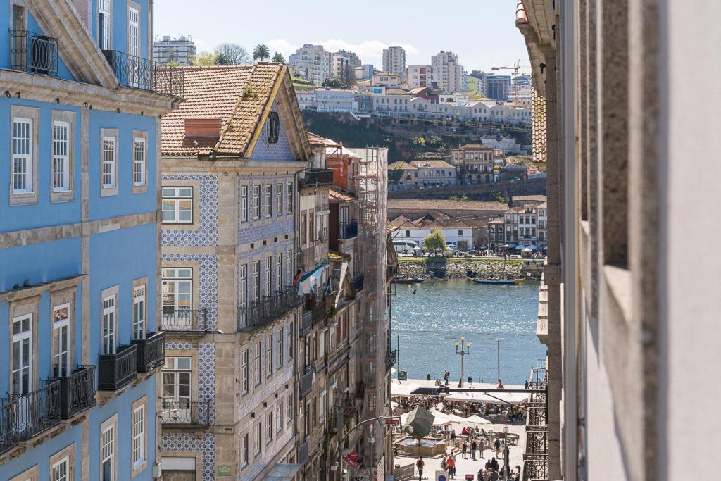 una vista de una ciudad desde un edificio en GuestReady - Riber Porto Apts, en Oporto
