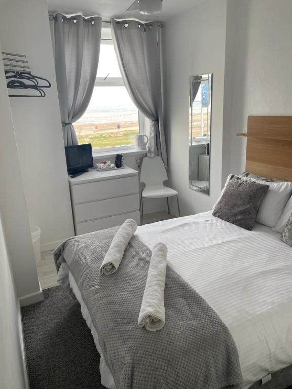 Postel nebo postele na pokoji v ubytování Sandford Promenade