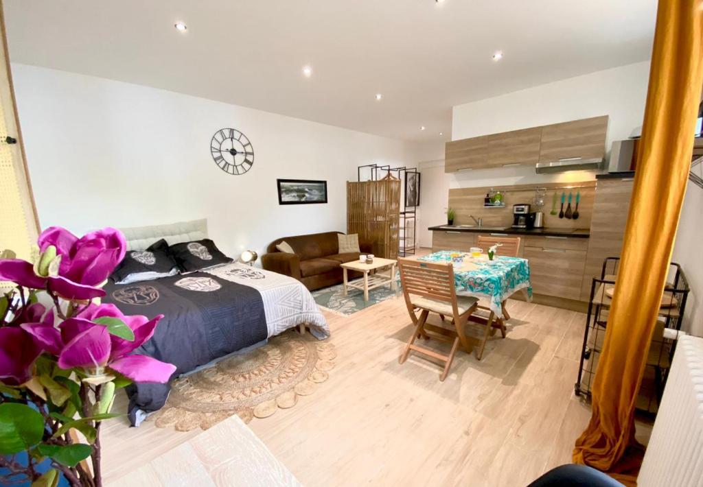 une chambre avec un lit et une table et une cuisine dans l'établissement Stud West, à Lorient