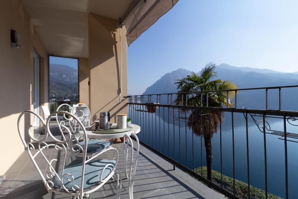 En balkong eller terrasse på Mamma Ciccia Holiday Home - Waterfront Apartment