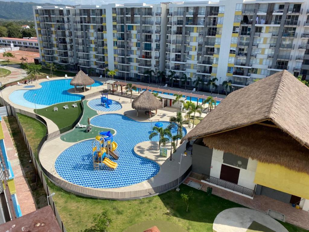 een luchtzicht op een zwembad van het resort met een waterpark bij Hermoso conjunto residencial con piscina! in Ricaurte