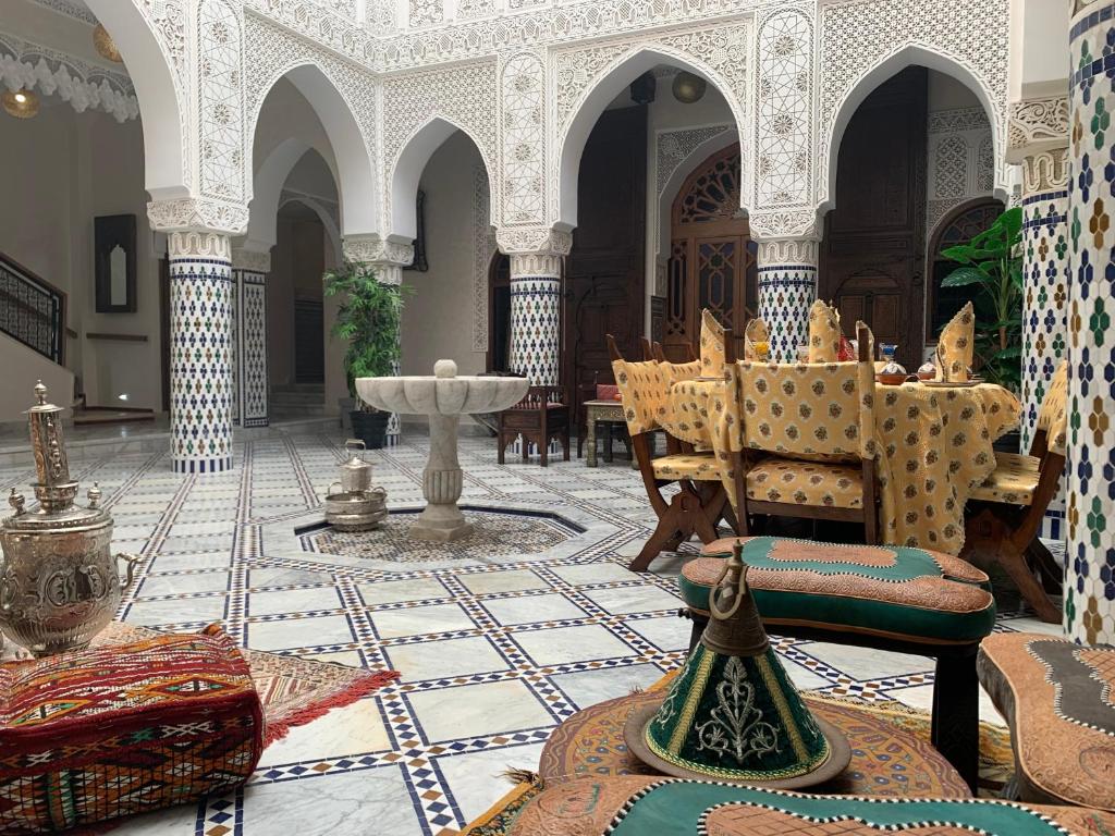 una sala de estar con una fuente en un edificio en Riad Palais Marouane, en Meknès