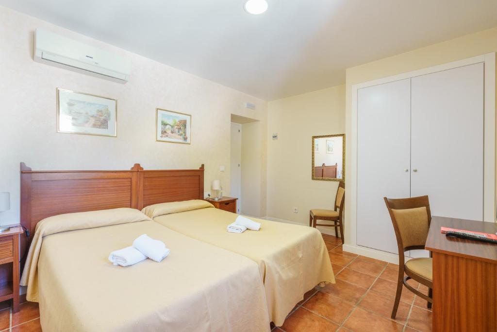 Posteľ alebo postele v izbe v ubytovaní Hotel Carlos V Jerez by Vivere Stays