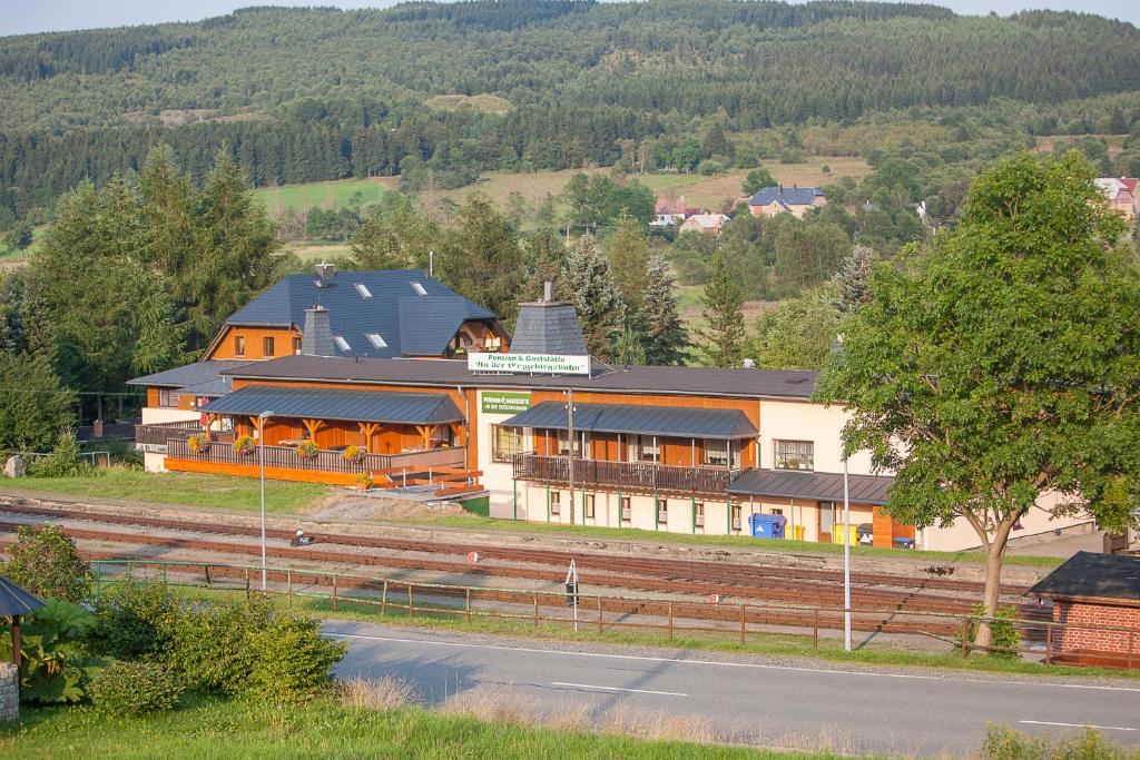 ein großes Gebäude am Straßenrand in der Unterkunft Pension An der Erzgebirgsbahn in Kurort Oberwiesenthal