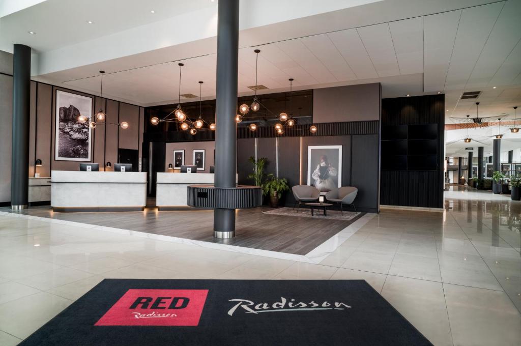 Vstupní hala nebo recepce v ubytování Radisson RED, Oslo Airport