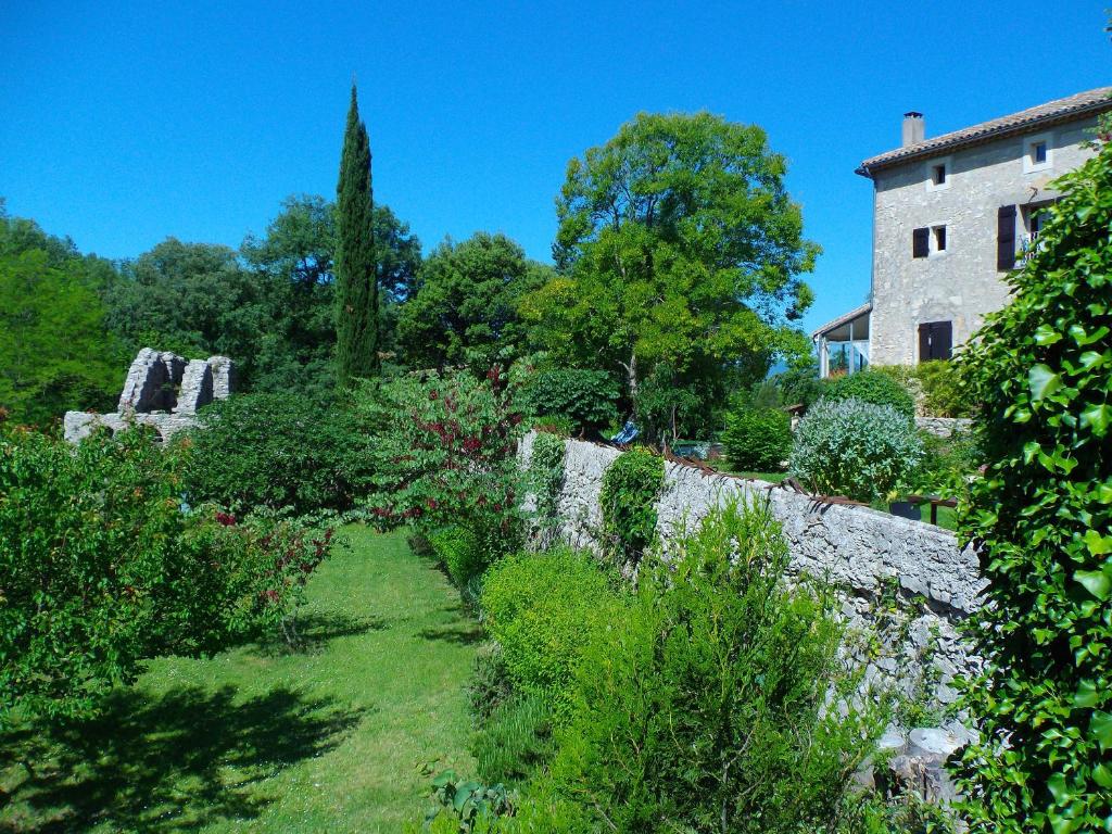 Zahrada ubytování Logis des Magnans - Deux Chambres familiales pour 4 ou 5 personnes -