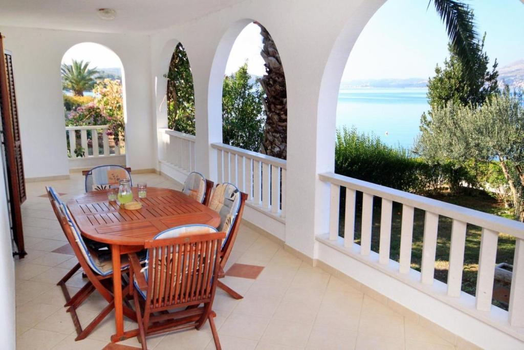 ein Esszimmer mit einem Tisch und Stühlen sowie Meerblick in der Unterkunft Apartment Natali - 5 M from the beach in Trogir