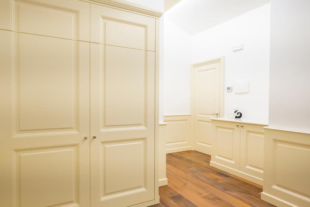 a room with white closet doors and a table at Luxury B&B La Riserva Dannunziana in Pescara