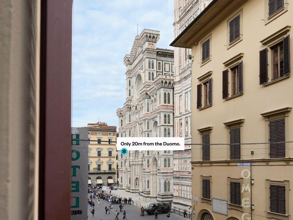 - une vue sur une rue de la ville avec des bâtiments dans l'établissement numa l Rodo Rooms & Apartments, à Florence