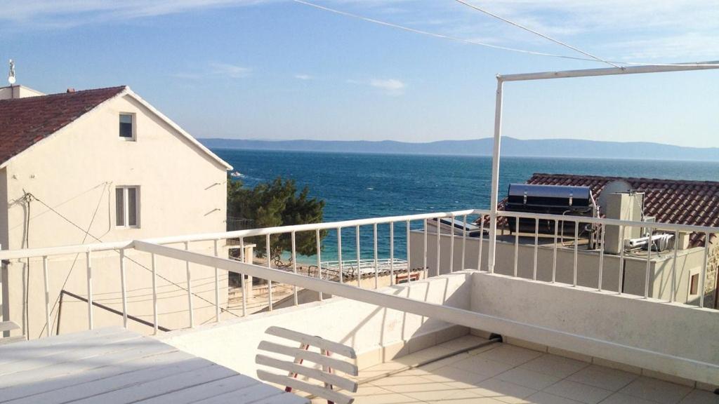 einen Balkon mit Meerblick in der Unterkunft Apartments Cobra - excellent location in Tučepi