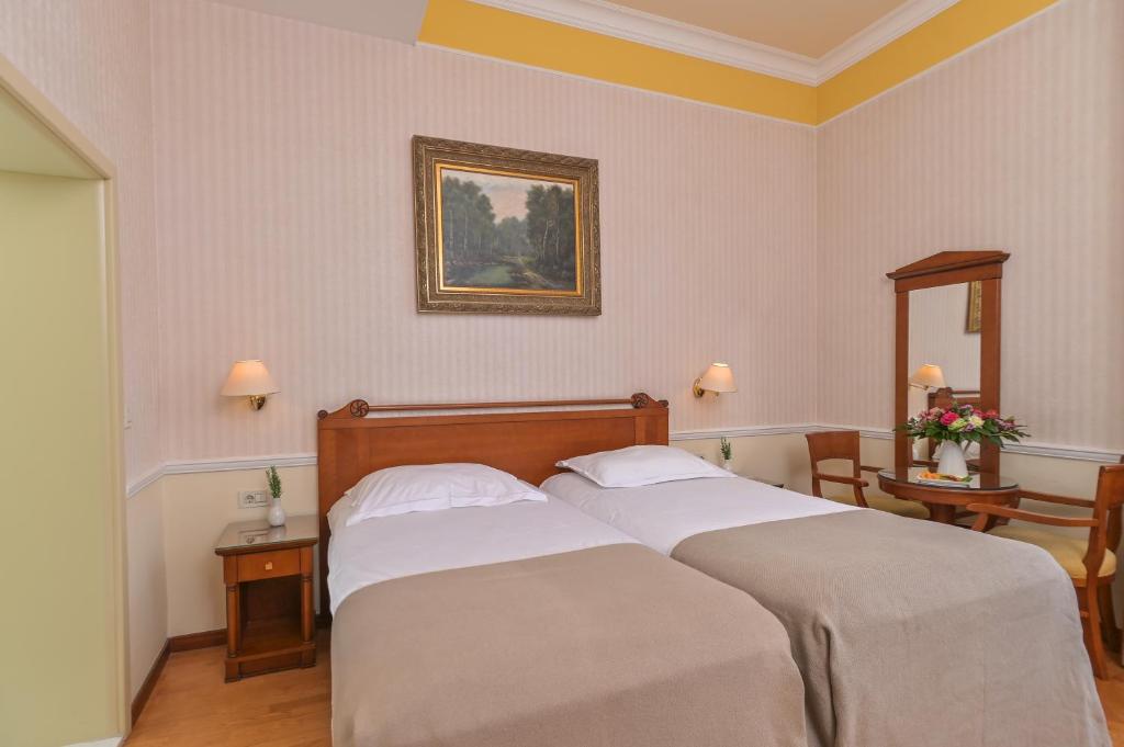 Posteľ alebo postele v izbe v ubytovaní Hotel Continental