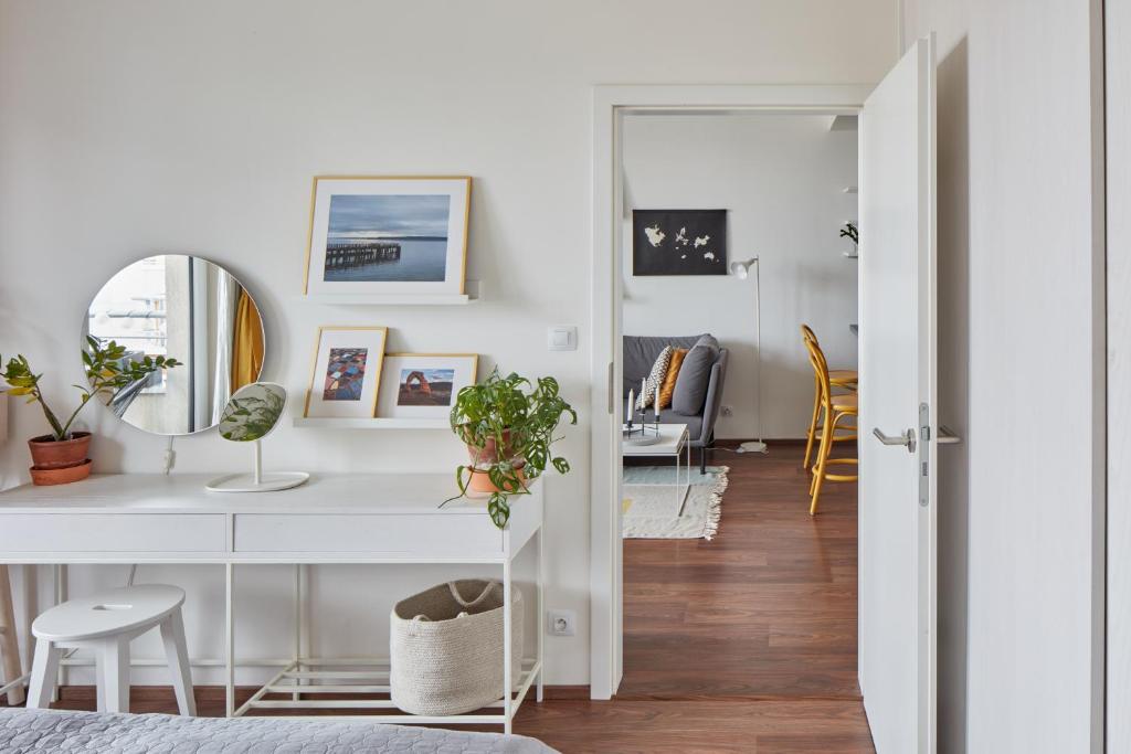 sypialnia z białym biurkiem i lustrem w obiekcie Prague Days - Bright Interior - Free Parking - Spacious Layout w Pradze