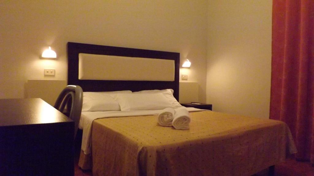 Łóżko lub łóżka w pokoju w obiekcie Miomar Beach Hotel