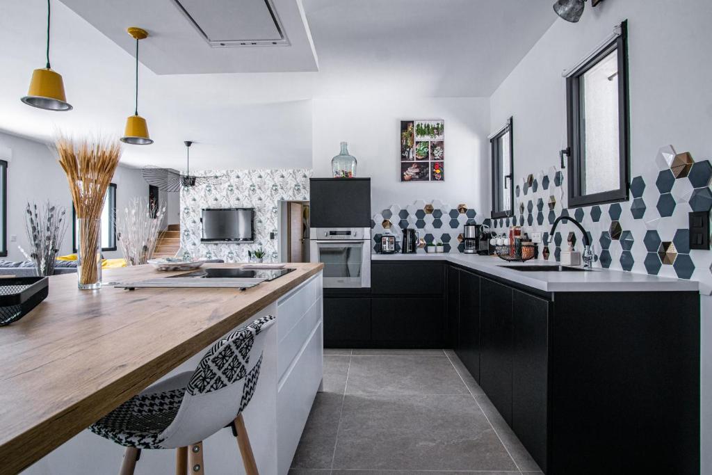 Η κουζίνα ή μικρή κουζίνα στο Maison contemporaine - grand jardin et piscine privée