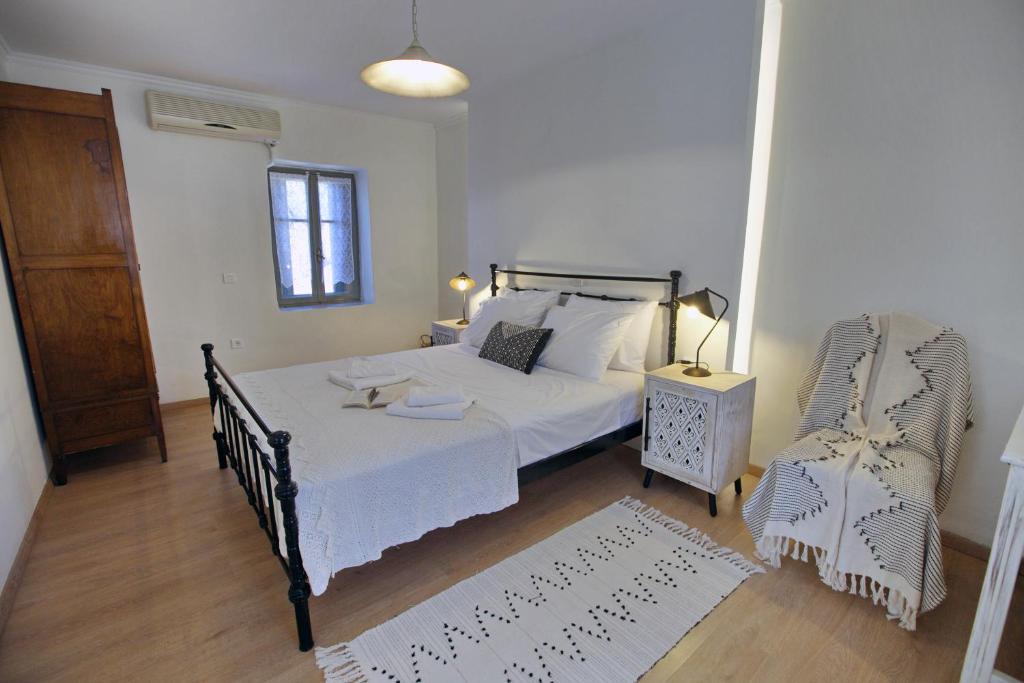 Postel nebo postele na pokoji v ubytování Traditional House Kakopetra