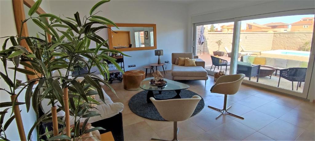 ロケタス・デ・マルにある5 bedrooms PRIVATE HOUSE 300M FROM BEACHのリビングルーム(テーブル、植物付)
