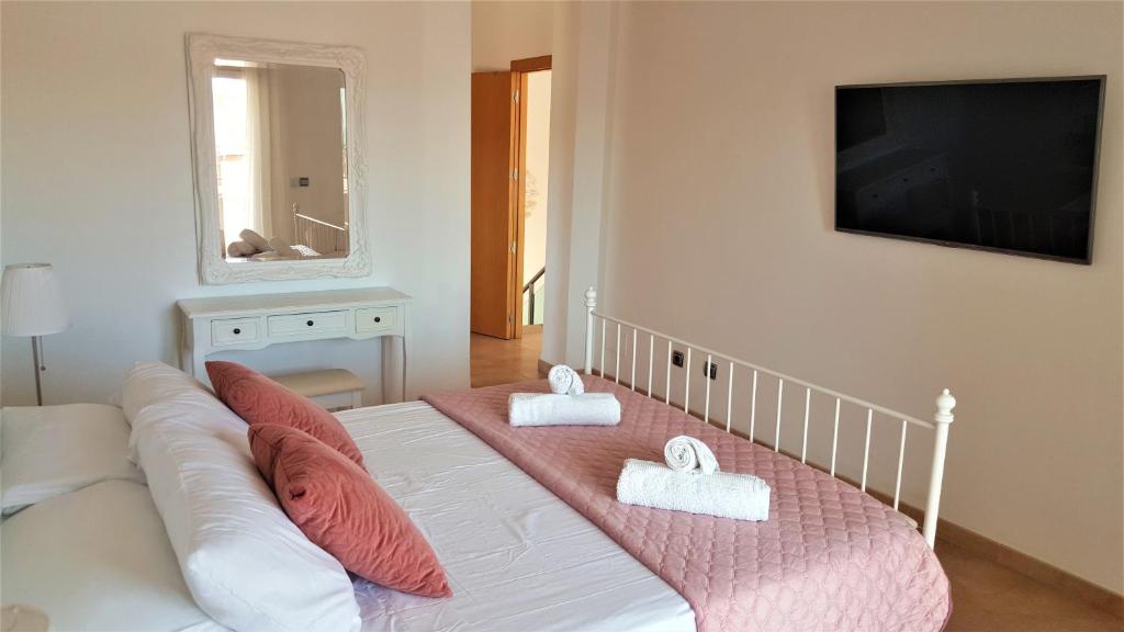 Postel nebo postele na pokoji v ubytování 5 bedrooms PRIVATE HOUSE 300M FROM BEACH