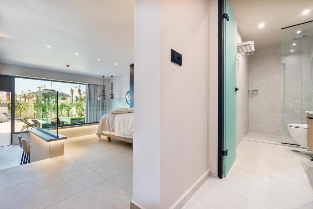 Koupelna v ubytování Pathos SeaSide Suites